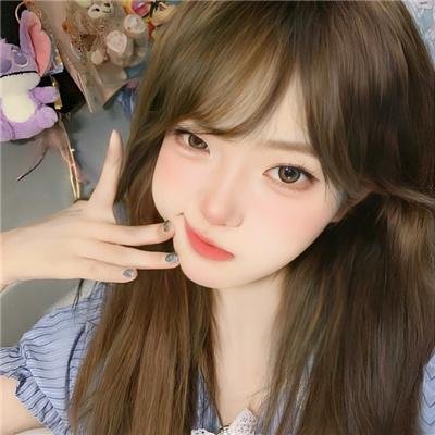 她在这里